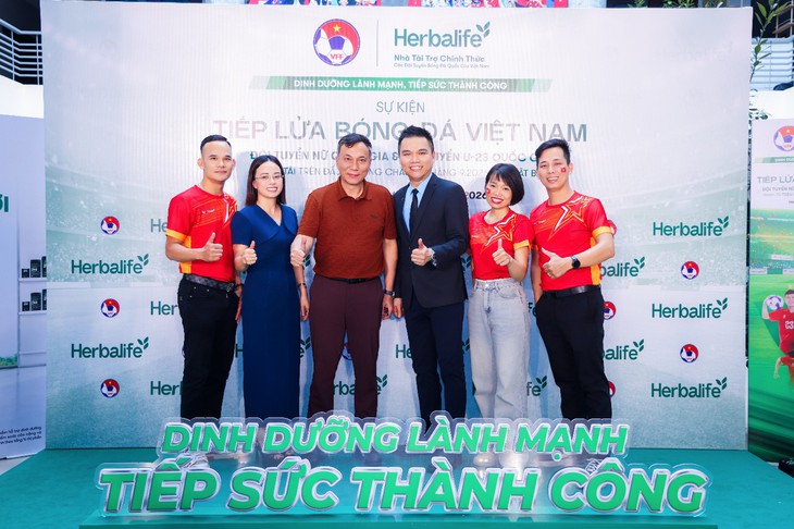 Herbalife Việt Nam đồng hành tổ chức buổi gặp gỡ 'Tiếp Lửa Bóng Đá Việt Nam'- Ảnh 2.