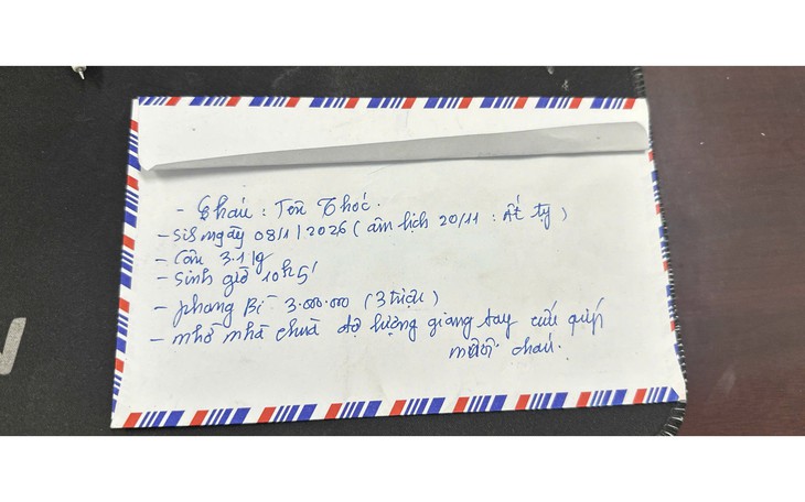 Bé trai bị bỏ rơi trước cổng làng được bệnh viện chăm sóc- Ảnh 3.