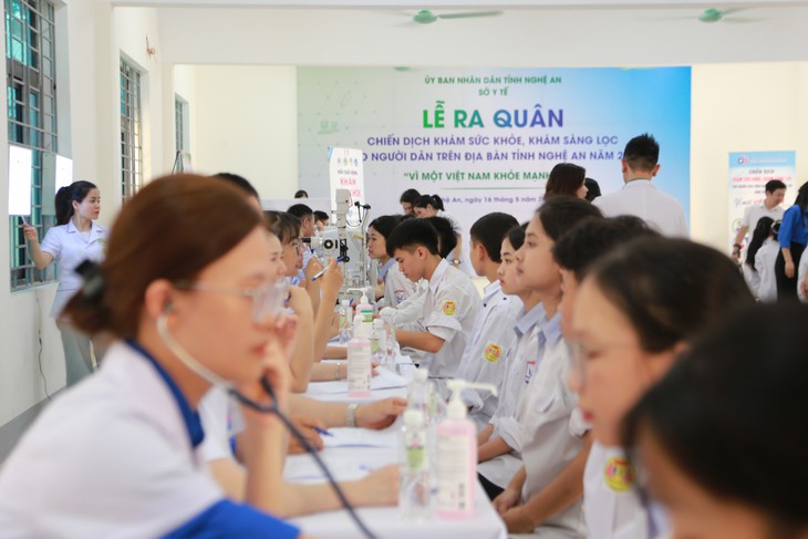 Nghệ An đặt mục tiêu 100% học sinh được khám sức khỏe
- Ảnh 1.