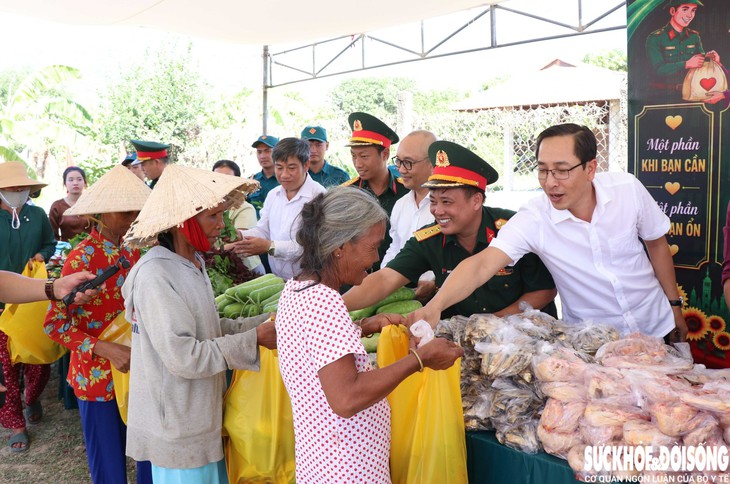 Ấm áp gian hàng 0 đồng sẻ chia yêu thương ở Ba Ngòi- Ảnh 3.
