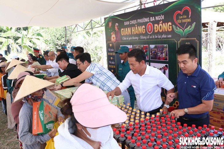 Ấm áp gian hàng 0 đồng sẻ chia yêu thương ở Ba Ngòi- Ảnh 1.