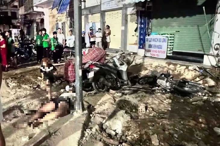 Lao xe vào công trình đang thi công ở Huế lúc rạng sáng, 2 người nhập viện- Ảnh 1.