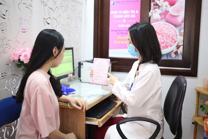 Cô gái 20 tuổi bùng phát bệnh nặng do tự ý bôi Corticoid dài ngày- Ảnh 1.