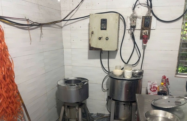 Khởi tố đối tượng dùng hàn the để sản xuất giò, chả thịt lợn- Ảnh 1.