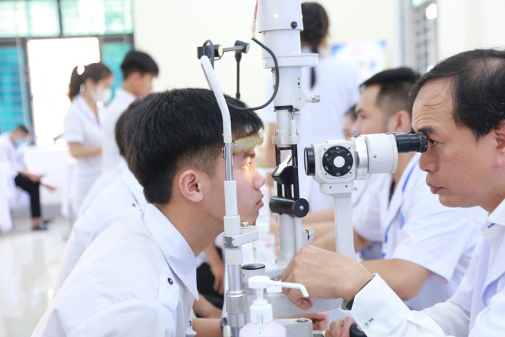 Nghệ An đặt mục tiêu 100% học sinh được khám sức khỏe
- Ảnh 2.