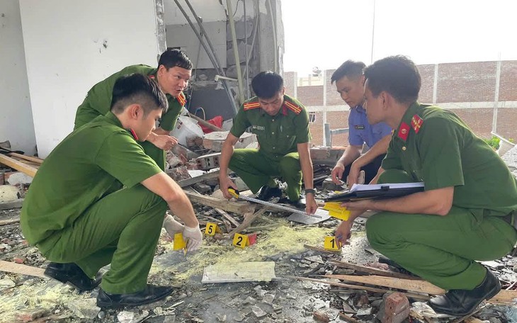 Người đàn ông tử vong sau khi rơi xuống hang núi - Ảnh 2.
