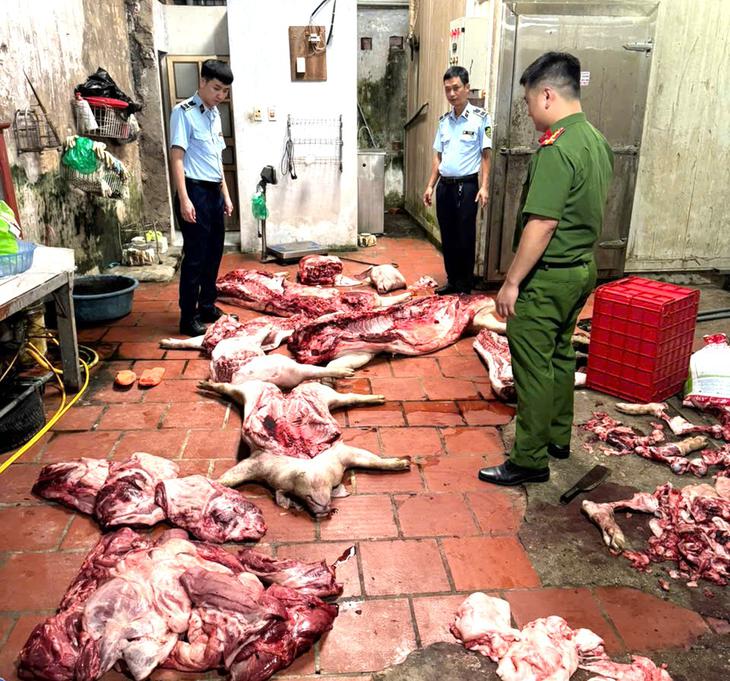 Phát hiện gần 1 tấn thịt lợn nghi nhiễm dịch tả lợn châu Phi- Ảnh 1.