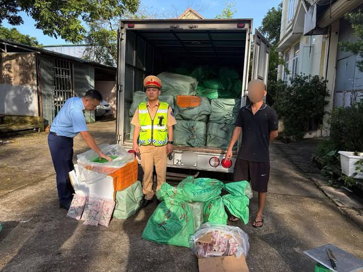 Quảng Ninh: Phát hiện xe tải chở 1,7 tấn thực phẩm đông lạnh không rõ nguồn gốc- Ảnh 1.