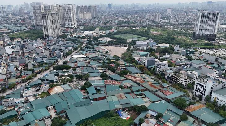 Chủ tịch Hà Nội yêu cầu kiểm tra thông tin hàng trăm nhà xưởng xây trái phép trên đất nông nghiệp - Ảnh 1.