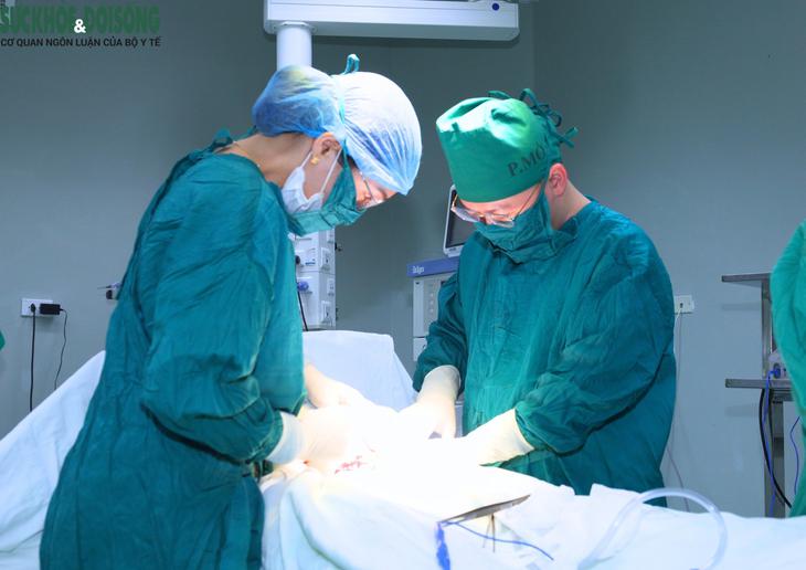 Cứu sống mẹ con sản phụ bị vỡ tử cung và bàng quang- Ảnh 1.