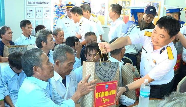 Tàu Hải quân đưa 33 ngư dân trên tàu cá Quảng Ngãi gặp nạn vào bờ an toàn- Ảnh 3.