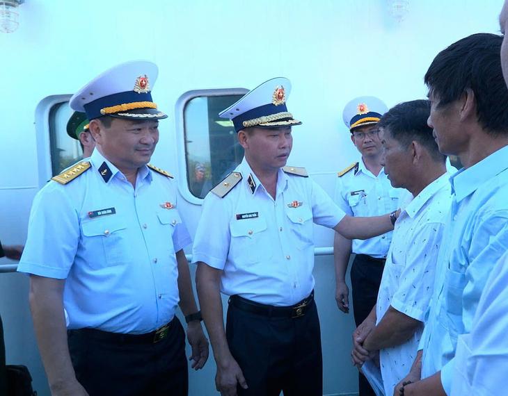 Tàu Hải quân đưa 33 ngư dân trên tàu cá Quảng Ngãi gặp nạn vào bờ an toàn- Ảnh 1.