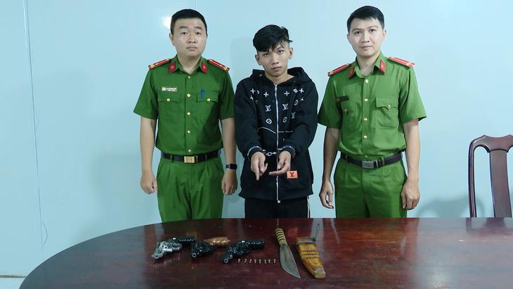 Mâu thuẫn trên mạng, hai nhóm thiếu niên mang súng, dao hẹn nhau 'giải quyết'- Ảnh 1.