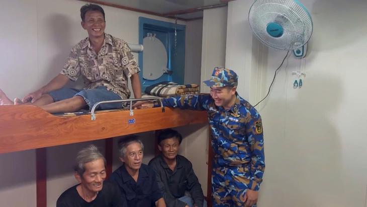 Tàu Hải quân đưa 33 ngư dân trên tàu cá Quảng Ngãi gặp nạn vào bờ an toàn- Ảnh 2.