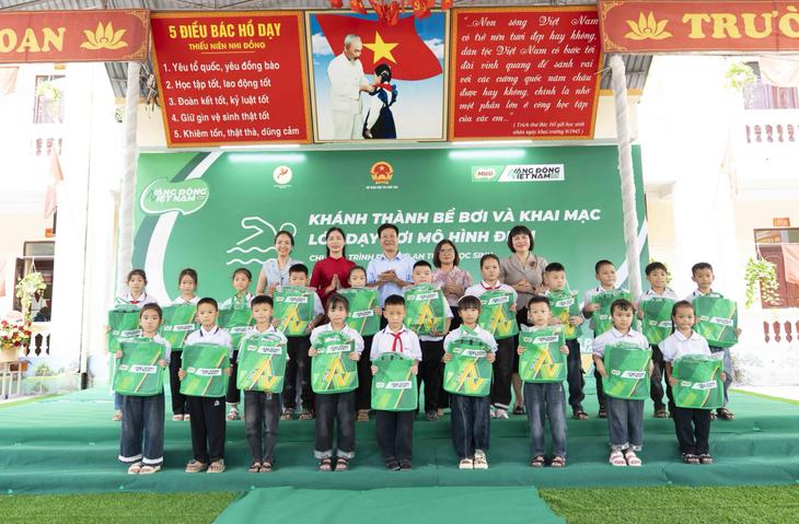 Nestlé Việt Nam đồng hành cùng Bộ Giáo dục và Đào tạo trao tặng bể bơi và lớp dạy bơi mô hình điểm cho học sinh tại tỉnh Bắc Ninh- Ảnh 4.