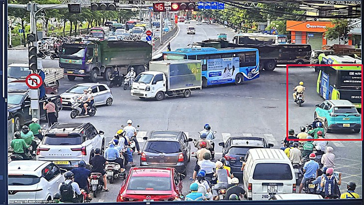 Taxi chở cụ bà 83 tuổi đột quỵ kẹt giữa dòng xe, CSGT lập tức mở đường- Ảnh 2.