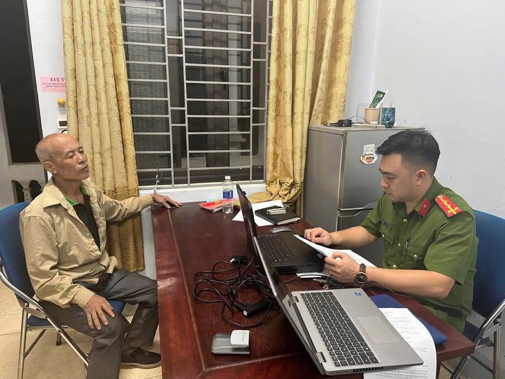 Lê Văn Sáu, 61 tuổi ở Phú Thọ, cầm dao ném đá chống đối công an- Ảnh 1.