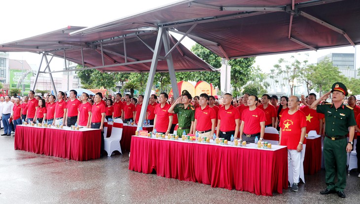 Nghệ An sôi nổi hưởng ứng chương trình “Cùng Việt Nam tiến bước” - Ảnh 1.