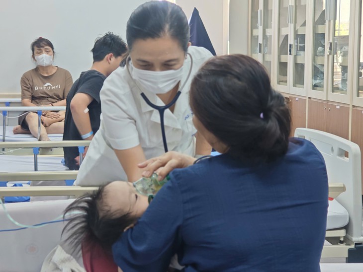 Vì sao RSV triệu chứng như cúm, nhưng trẻ sơ sinh dễ suy hô hấp, nguy kịch?- Ảnh 1.