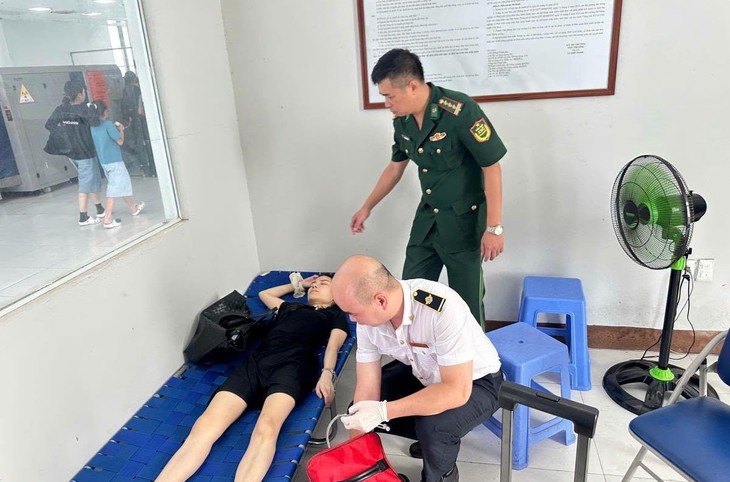 Đang làm thủ tục xuất cảnh, nữ hành khách Trung Quốc bất ngờ ngất xỉu- Ảnh 1.