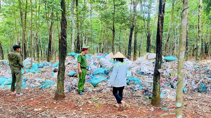 Chủ cơ sở nhựa đem gần 8,5 tấn chất thải đổ vào rừng cao su- Ảnh 1.