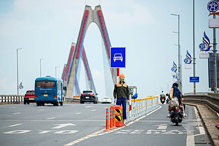 Hà Nội tăng cường xử lý vi phạm trên các cây cầu, tài xế lưu ý gì?- Ảnh 2.