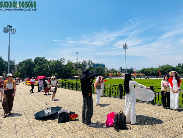 Người dân nô nức về Quảng trường Ba Đình chụp ảnh dịp Quốc khánh- Ảnh 1.