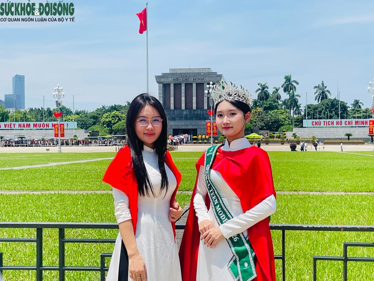 Người dân nô nức về Quảng trường Ba Đình chụp ảnh dịp Quốc khánh- Ảnh 2.