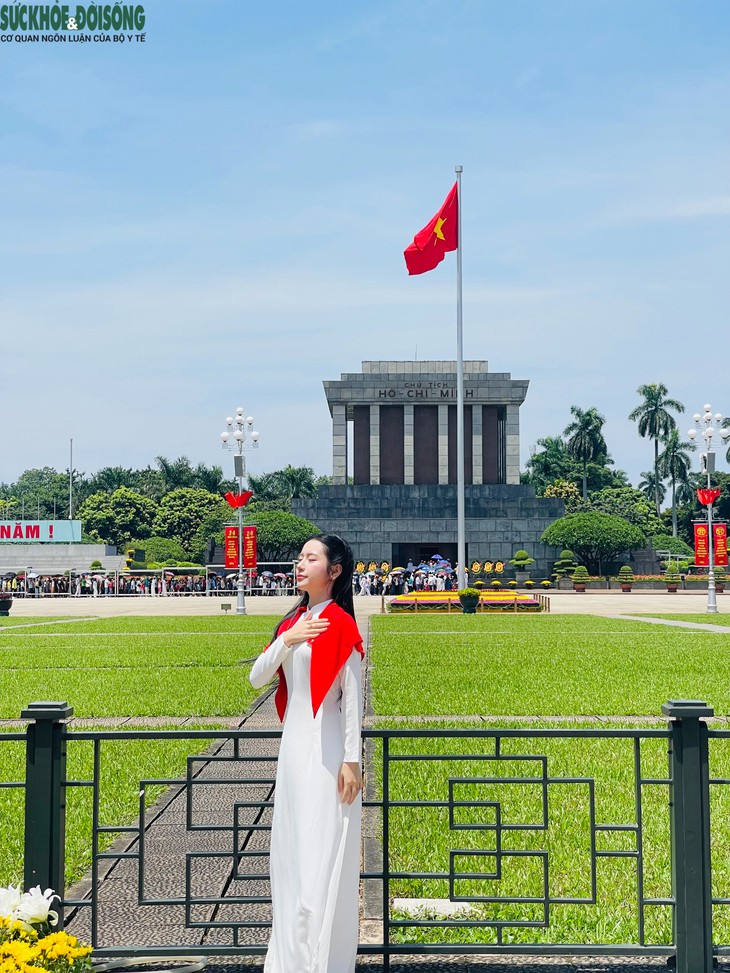 Người dân nô nức về Quảng trường Ba Đình chụp ảnh dịp Quốc khánh- Ảnh 3.