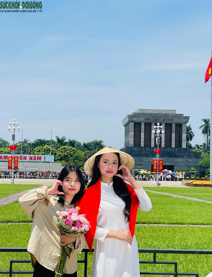 Người dân nô nức về Quảng trường Ba Đình chụp ảnh dịp Quốc khánh- Ảnh 4.