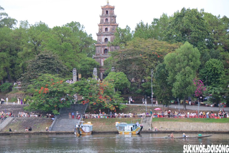 Tọa độ 'sống ảo' bắt trọn chùa Thiên Mụ ở Huế hút giới trẻ dịp nghỉ lễ- Ảnh 1.