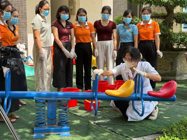 Hà Nội 'gõ từng nhà' chống sốt xuất huyết, học sinh yên tâm đón năm học mới- Ảnh 2.