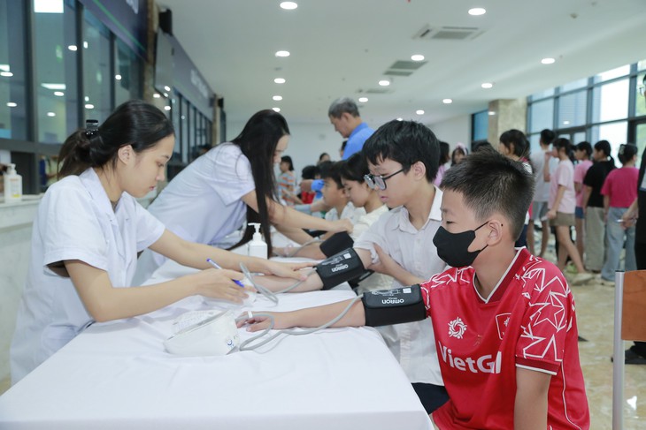 Bộ Y tế hướng dẫn kiểm tra sức khỏe đầu năm học: Thực hiện 1 lần/năm- Ảnh 1.