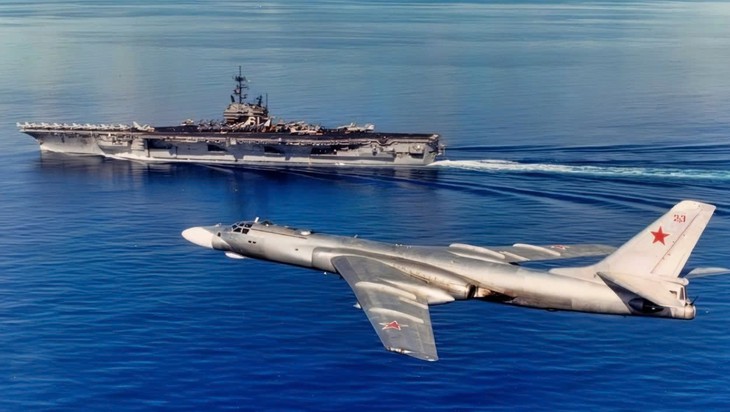 Oanh tạc cơ Tu-16 lao xuống biển sau 'màn khiêu khích' tàu sân bay Mỹ- Ảnh 1.