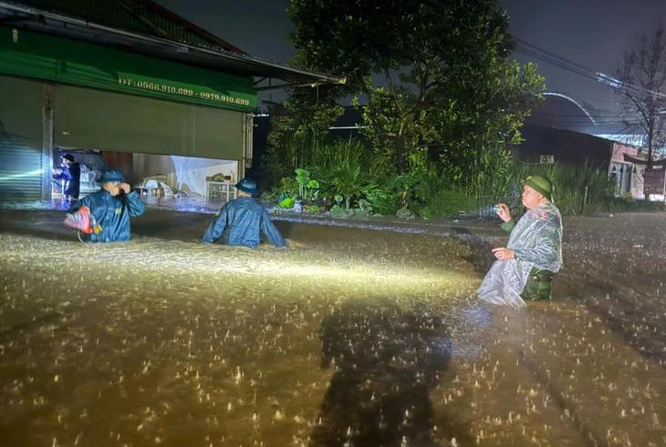 Lào Cai phát công điện hỏa tốc cảnh báo nguy cơ lũ quét, sạt lở từ chiều 4/8- Ảnh 4.