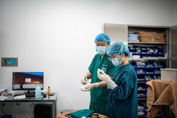 Đặt nền móng an toàn từ những ca mổ đầu tiên- Ảnh 5.