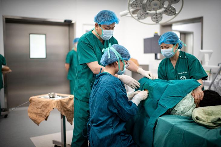Đặt nền móng an toàn từ những ca mổ đầu tiên- Ảnh 6.