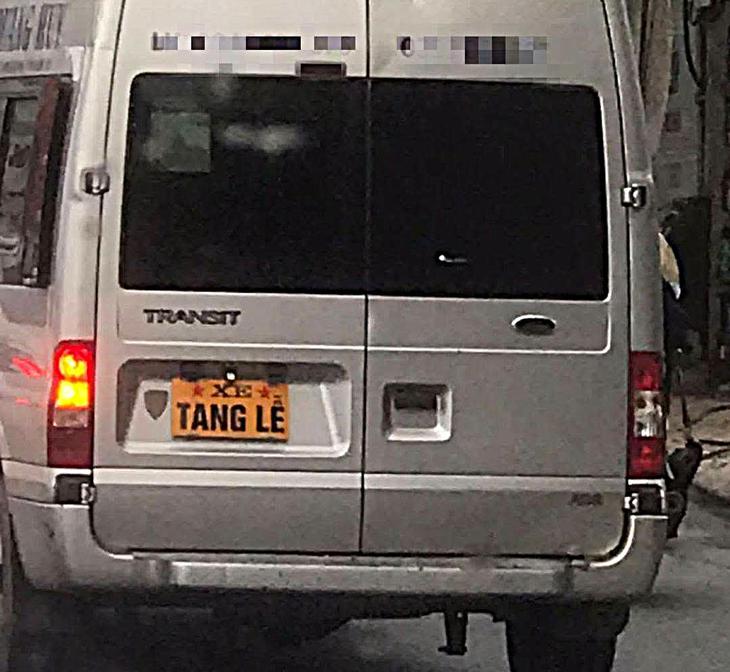 Tài xế dùng biển 'xe tang lễ' che biển số bị xử phạt thế nào? - Ảnh 1.