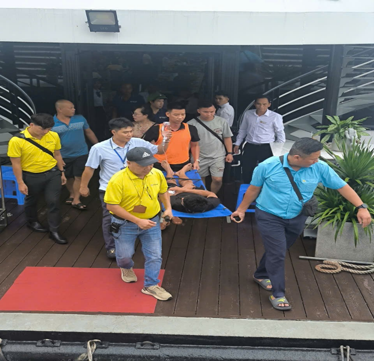 Cứu kịp thời du khách gặp sự cố sức khỏe trên Vịnh Hạ Long- Ảnh 1.