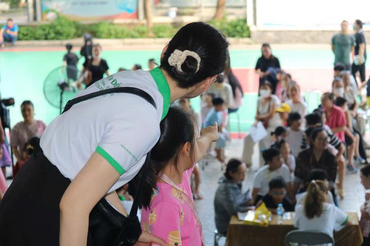 Học sinh tại TPHCM được khám sức khỏe trước khi bước vào năm học mới- Ảnh 2.
