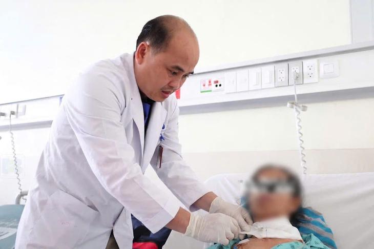 Hàng trăm bệnh nhân ung thư chờ xạ trị 4-6 tuần, Bệnh viện Ung bướu xoay xở ra sao?- Ảnh 1.
