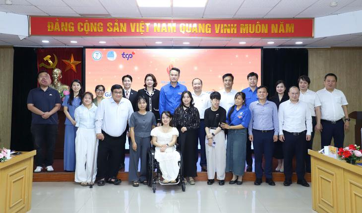 Tuyên dương 25 gương 'Tỏa sáng Nghị lực Việt' và hỗ trợ thanh niên khuyết tật khởi nghiệp - Ảnh 1.
