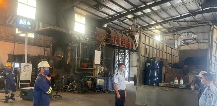 Thanh Hóa tiêu hủy gần 1,3 tấn thuốc trừ cỏ cấm Niprolysate 480SL - Ảnh 2.
