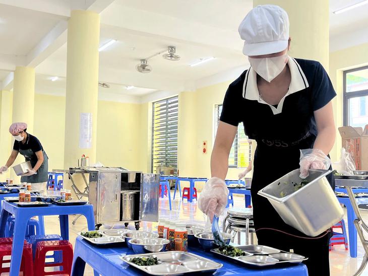 Các trường học ở Hà Nội không được trực tiếp lựa chọn đơn vị cung cấp thực phẩm, suất ăn học đường- Ảnh 2.