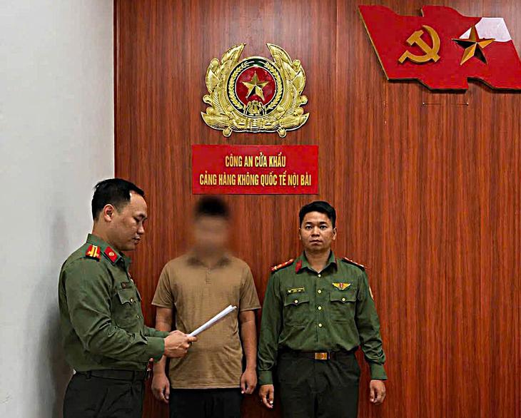 Liên tiếp phát hiện 'cò mồi' tại sân bay Nội Bài, môi giới hành khách để hưởng tiền chênh lệch- Ảnh 2.