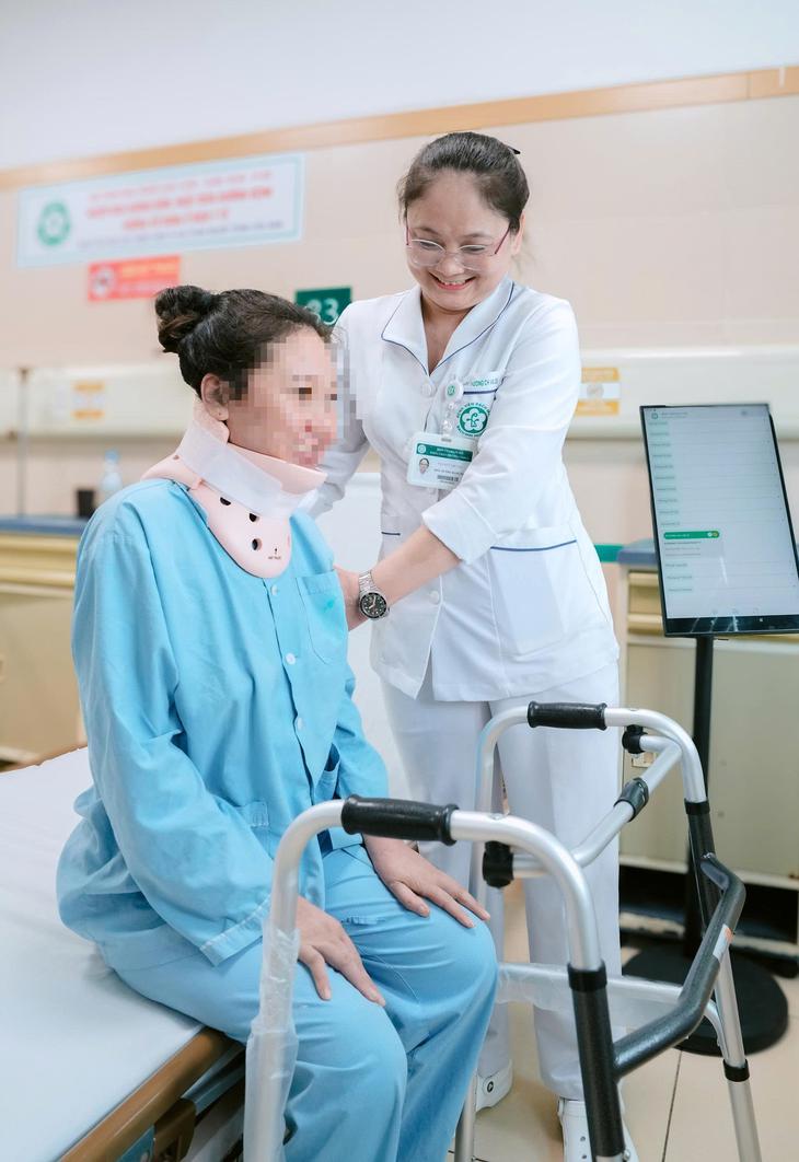 8 tháng nằm liệt sau sinh, người mẹ Lào tìm lại đôi chân nhờ ca vi phẫu tại Bệnh viện Bạch Mai - Ảnh 1.