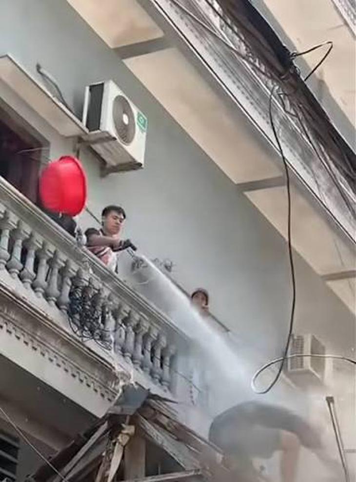 Hà Nội: Khởi tố đối tượng dùng máy bơm áp lực cao xịt vào người thợ tháo dỡ nhà ở xã Tây Phương- Ảnh 1.