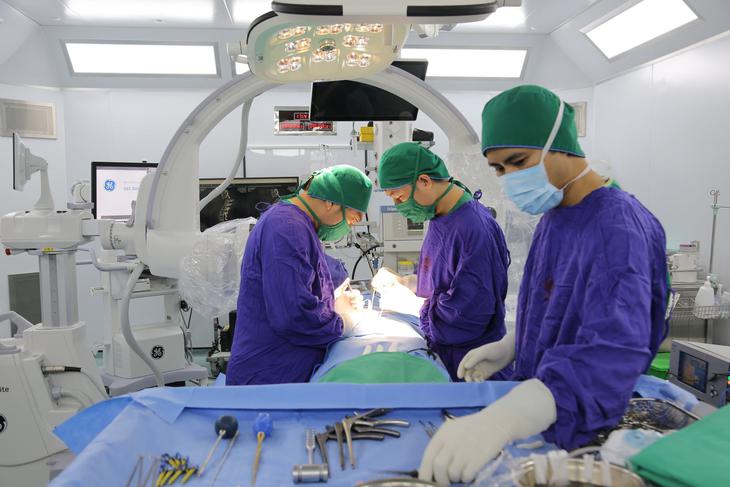 Phẫu thuật khẩn cứu nam bệnh nhân trượt hoàn toàn thân đốt sống sau cú ngã cao- Ảnh 2.