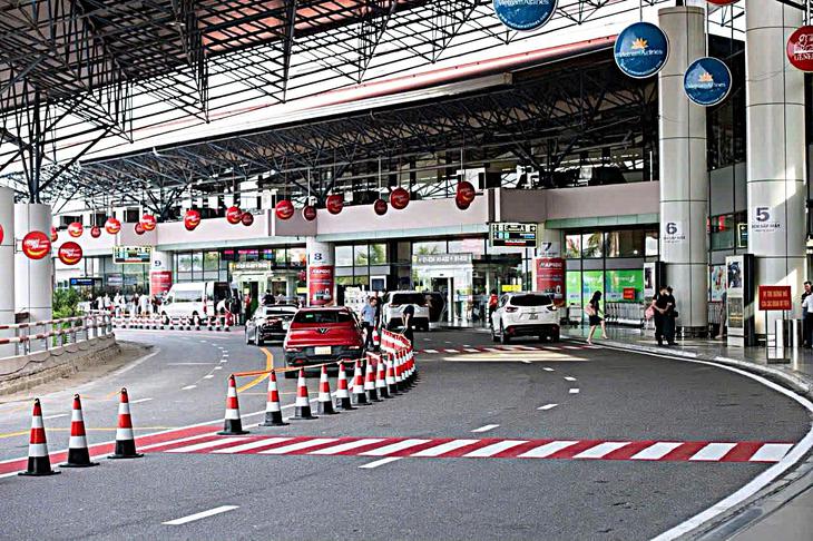Sân bay Nội Bài điều chỉnh làn đón xe dịch vụ sau phản ánh của hành khách - Ảnh 1.