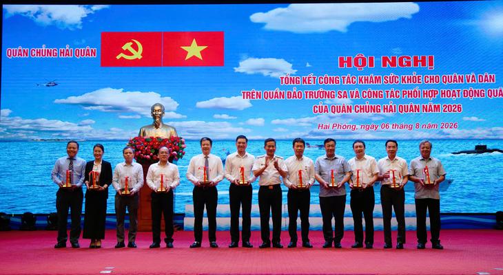 Nhiều cán bộ y tế được khen thưởng sau khám sức khỏe Trường Sa năm 2026 - Ảnh 3.